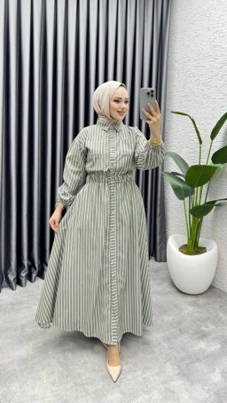 5007 GABARDİN KUMAŞ BELİ LASTİKLİ ÖNDEN DÜĞMELİ ELBİSE YEŞİL - 1