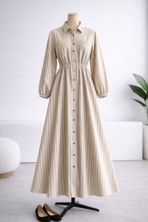 5007 GABARDİN KUMAŞ BELİ LASTİKLİ ÖNDEN DÜĞMELİ ELBİSE KREM - MODA SZN